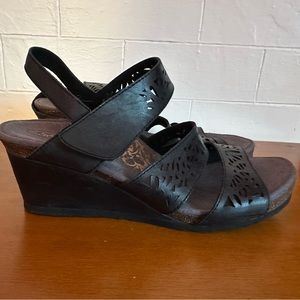 Aetrex Lexi Wedge black cut out leather strappy sandal size 7.5-8
